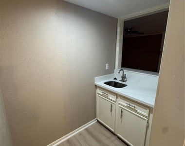 5310 Bryanhurst Lane - Photo Thumbnail 7