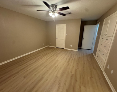 5310 Bryanhurst Lane - Photo Thumbnail 15