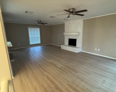 5310 Bryanhurst Lane - Photo Thumbnail 4