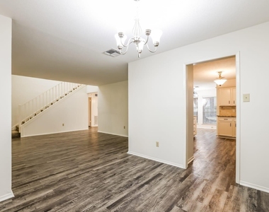 3018 Falling Brook Drive - Photo Thumbnail 4