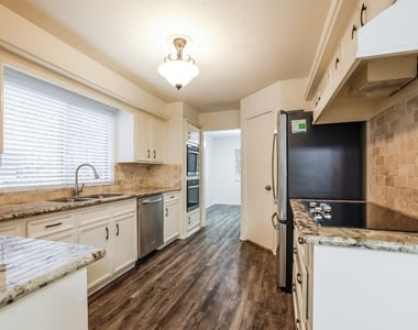 3018 Falling Brook Drive - Photo Thumbnail 5