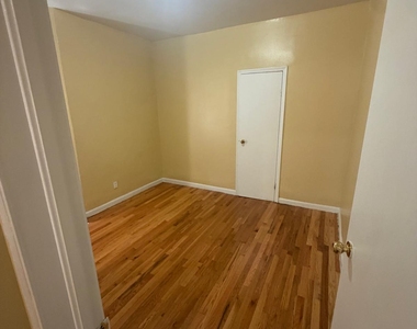 W 207 St / Vermilyea Avenue - Photo Thumbnail 4
