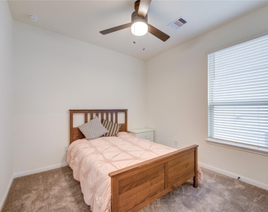 4922 Lucky Fawn Lane - Photo Thumbnail 7