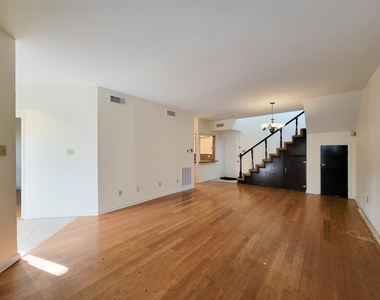 10811 Richmond Avenue - Photo Thumbnail 5