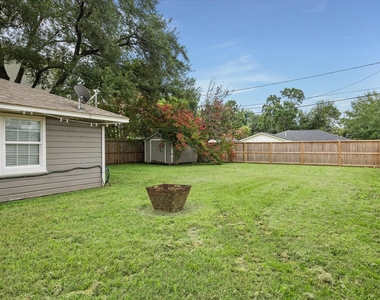 2327 Saxon Drive - Photo Thumbnail 4