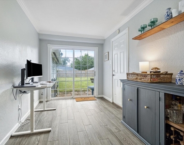 2327 Saxon Drive - Photo Thumbnail 16