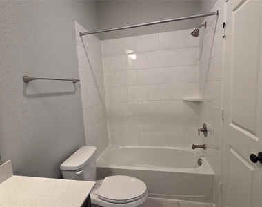 1550 Park Path Drive - Photo Thumbnail 24