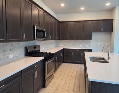 1550 Park Path Drive - Photo Thumbnail 3