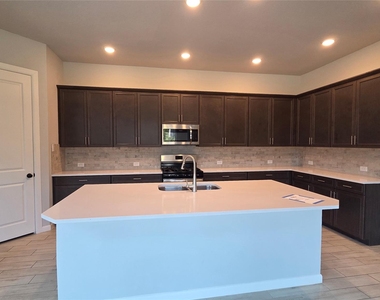 1550 Park Path Drive - Photo Thumbnail 5