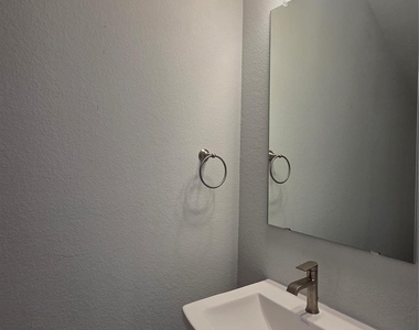 1550 Park Path Drive - Photo Thumbnail 11