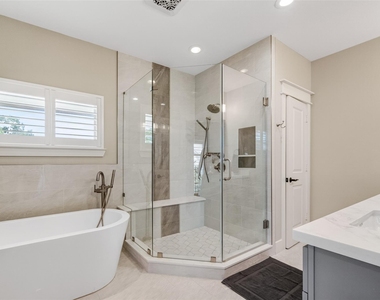 1102 W 15th Street - Photo Thumbnail 29
