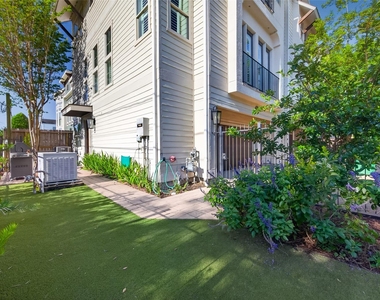 1102 W 15th Street - Photo Thumbnail 33