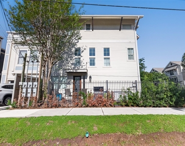 1102 W 15th Street - Photo Thumbnail 2