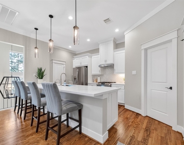 1102 W 15th Street - Photo Thumbnail 16