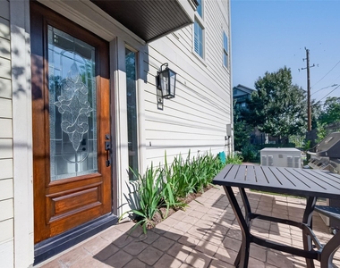 1102 W 15th Street - Photo Thumbnail 3