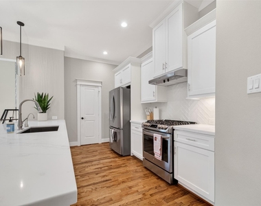 1102 W 15th Street - Photo Thumbnail 18