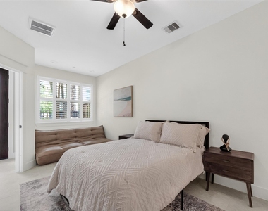 1102 W 15th Street - Photo Thumbnail 4
