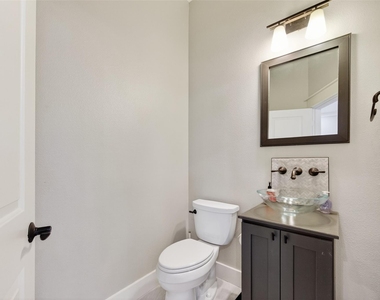 1102 W 15th Street - Photo Thumbnail 21