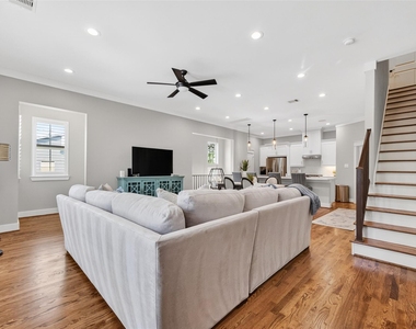 1102 W 15th Street - Photo Thumbnail 10