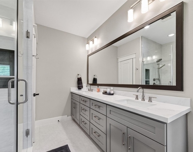 1102 W 15th Street - Photo Thumbnail 30