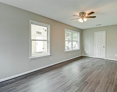 215 Acacia Street - Photo Thumbnail 17