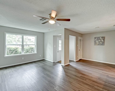 215 Acacia Street - Photo Thumbnail 3