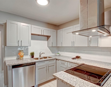 215 Acacia Street - Photo Thumbnail 6