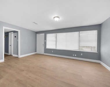 5831 Lyndhurst Street - Photo Thumbnail 7