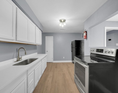 5831 Lyndhurst Street - Photo Thumbnail 3