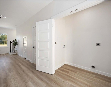 7215 Sandra St - Photo Thumbnail 10