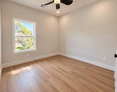 1418 Buescher Drive - Photo Thumbnail 12