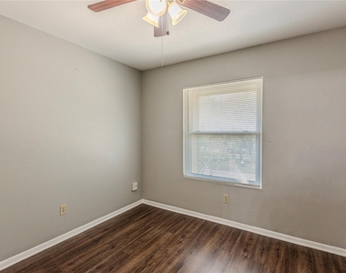 720 Memorial Mews - Photo Thumbnail 9