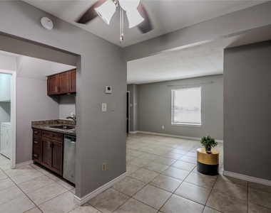 720 Memorial Mews - Photo Thumbnail 5