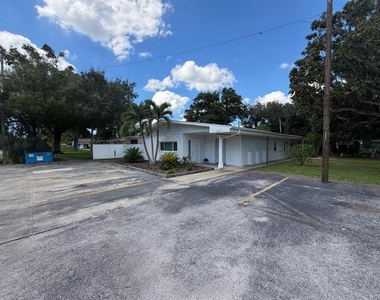 6775 49th Avenue N - Photo Thumbnail 12