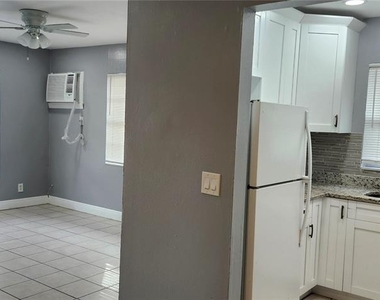 1422 E Seneca Avenue - Photo Thumbnail 13