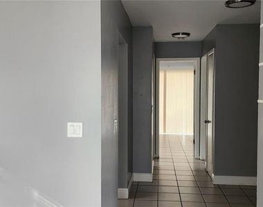 1422 E Seneca Avenue - Photo Thumbnail 2