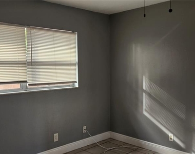 1422 E Seneca Avenue - Photo Thumbnail 10