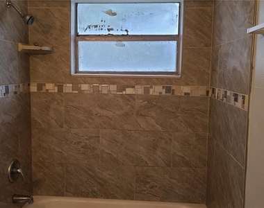 1422 E Seneca Avenue - Photo Thumbnail 14
