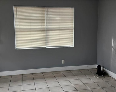 1422 E Seneca Avenue - Photo Thumbnail 1