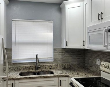 1422 E Seneca Avenue - Photo Thumbnail 5