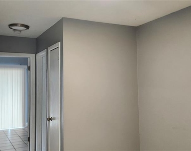 1422 E Seneca Avenue - Photo Thumbnail 3