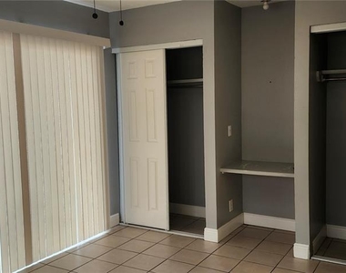 1422 E Seneca Avenue - Photo Thumbnail 11
