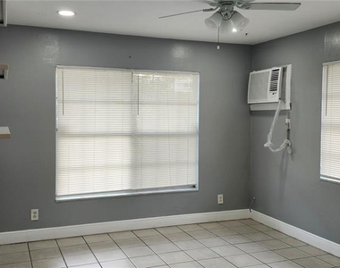 1422 E Seneca Avenue - Photo Thumbnail 4