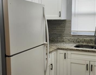 1422 E Seneca Avenue - Photo Thumbnail 7