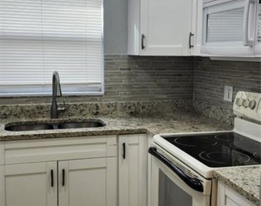 1422 E Seneca Avenue - Photo Thumbnail 6