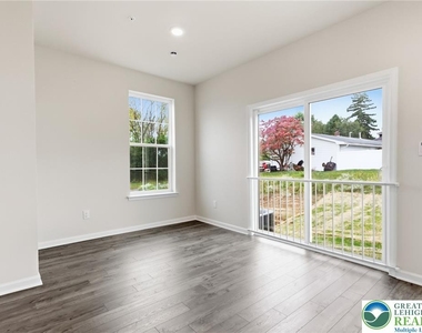 1074 Meadowlark Drive - Photo Thumbnail 13