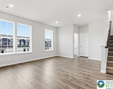 1074 Meadowlark Drive - Photo Thumbnail 5