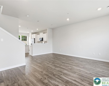 1074 Meadowlark Drive - Photo Thumbnail 6