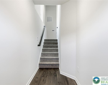 1074 Meadowlark Drive - Photo Thumbnail 2