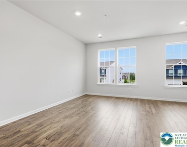 1074 Meadowlark Drive - Photo Thumbnail 3